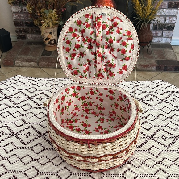 Vintage JCPenney Sewing Basket Constructed from Woven Wicker. - Picture 5 of 12
